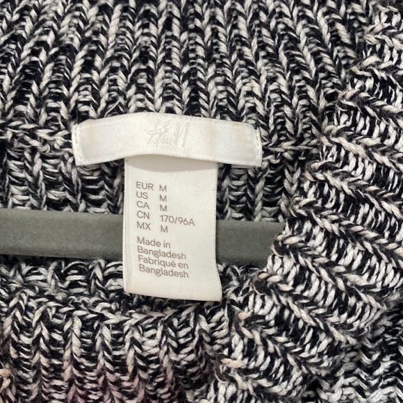 H&M SWEATER SIZE M - Picture 2 of 2